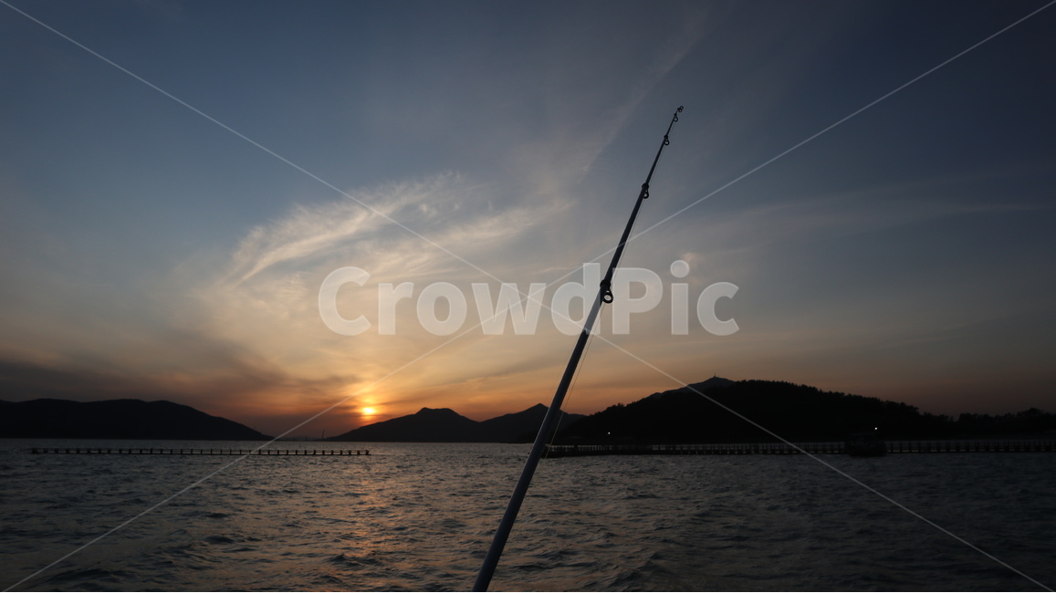 구름,석양,eveningsun,낚시,일몰,황혼,낚시대,바다,저녁,sunset,섬,하늘,태양,fishing,sea,ocean,outdoors,옥외