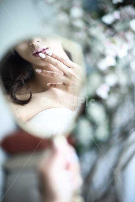 웨딩,결혼,웨딩네일,결혼준비,사람,손,dress,네일,네일파츠,거울,mirror,handmirror,인물,human,person,여성,여자,woman,female,lady,혼례,marriage,연출,컨셉,콘셉트,concept,사람,인물,인간,human,person,여성,여자,woman,female,lady,결혼,혼례,웨딩,wedding,marriage,marry