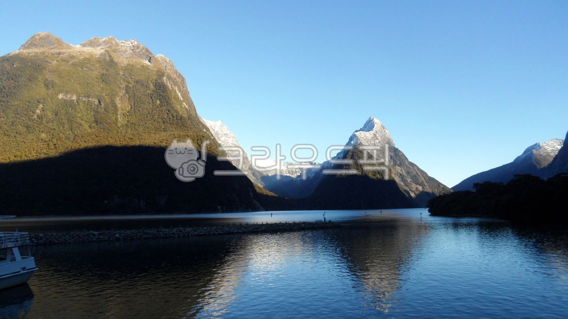 뉴질랜드,밀포드사운드,배경,피오르드,남섬,해협,협만,계곡,교통,newzealand,milfordsound,marina,background,fiord,southisland,strait,fjord,valley,자연,nature,옥외,outdoors,산,mountain,물,water,산맥,mountainrange
