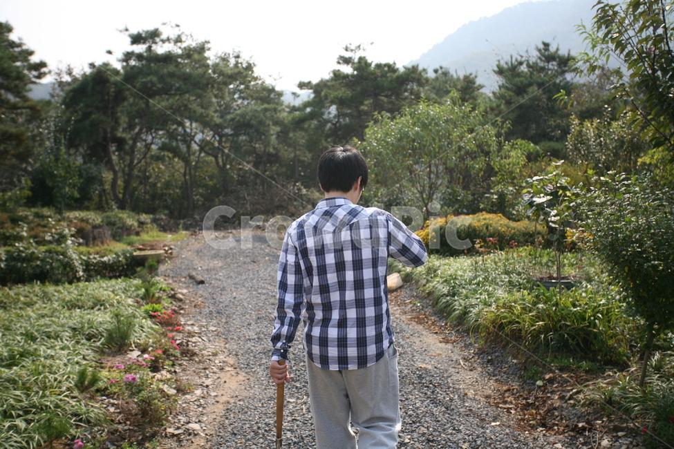 시골,자연,숲,일터,농부,농장,밭일,남자,사람,뒷모습,초록,산,농촌,thecountry,farmingarea,nature,forest,farmer,farm,man,green,mountain,사람,인물,인간,human,person,남성,남자,man,male