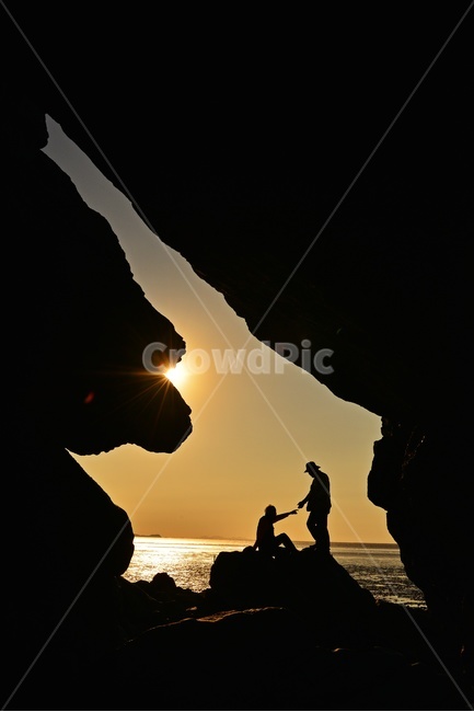 nature,자연,light,빛,flare,플레어,human,인간,person,사람,silhouette,실루엣,outdoors,옥외,영광,백수,해식동굴,바다,해안,해변,일몰,해넘이,노을,황혼