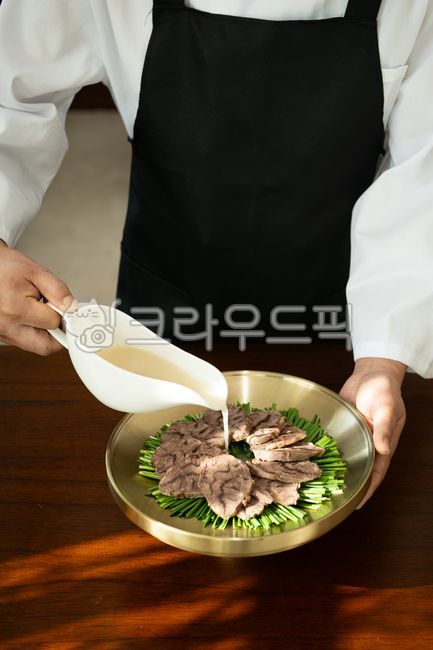 platter,chopsticks,chef,beef,plate,food,boiled pork,brassware,meal,dish,Bangjja,meat,gravy,chives,A long incident,traditional food,hand