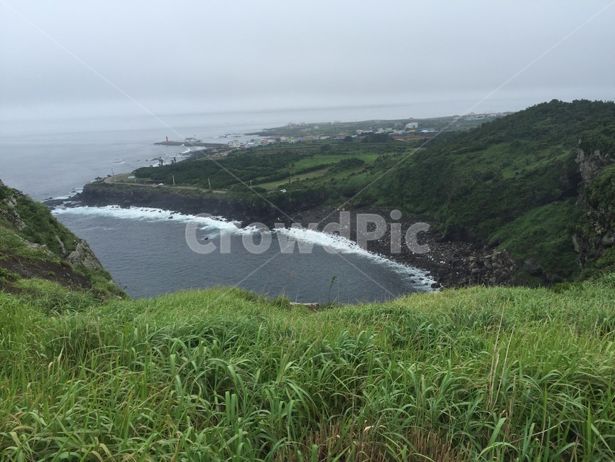 제주도,흐린날,비오는날,비오는해변,비오는풍경,자연,풍경,nature,landscape,한국자연풍경,한국자연경관,korea nature landscape,제주도,jeju,jeju island,land,땅,outdoors,옥외,promontory,곶,water,물,shoreline,해안선,sea,바다,ocean,대양,slope,경사