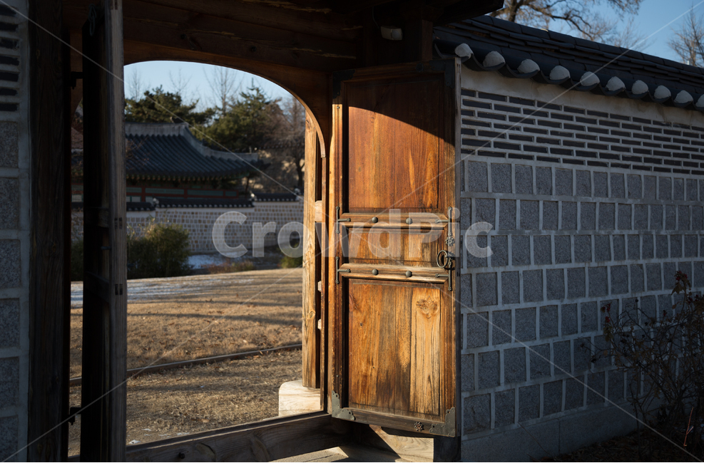 korea,koreaculture,한국,서울,한국문화,경복궁,구조,전통가옥,궁,궁궐,문,문풍지,건축물,건물외관,한국건물,koreatraditional,기와,beautiful,koreapalace,traditional,seoul,랜드마크,landmark,한국전통,한국문화,korean traditional,korean culture,건축물,건물외관,exterior,building,structure,architecture,construction