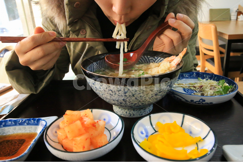 우동,일식,식사,음식,면,면발,깍두기,김치,단무지,분식,면식,일본,맛있는,요리,국수,가락국수,일본요리,먹방,따뜻한,뜨끈한,국물,식당,일식당,숟가락,젓가락,젓가락질,여성,입,먹다,허기진,배고픈,튀김우동,사람,인물,인간,human,person,신체일부,몸,body,음식,식재료,요리,food,cook,meal,dishes,food reserves,면류,면요리,noodles