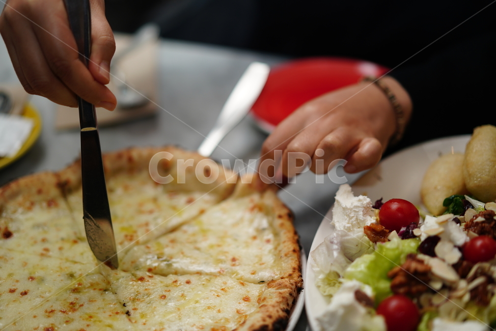 피자,핏자,pizza,고르곤졸라,고르곤졸라피자,이태리,이탈리안,먹방,음식,푸드,food,식사,빵,먹거리,디너,외식,서양식,사람,인물,인간,human,person,신체일부,몸,body,음식,식재료,요리,food,cook,meal,dishes,food reserves,양식,서양음식,서양요리,western food,western dishes,western meal,western cook