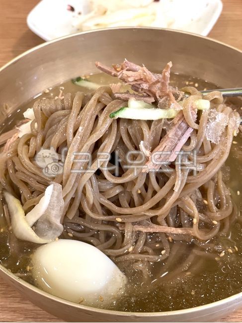 냉면,메밀냉면,여름음식,시원한음식,면요리,메밀국수,메밀,국수,음식,한식,요리,양념,소스,그릇,면,면음식,물냉면,물국수,식재료,food,cook,meal,dishes,foodreserves,면류,noodles,한국음식,한국요리,koreanfood,koreandishes,koreanmeal,koreancook,누들,오이,시원한,살얼음,찐계란,삶은계란,삶은달걀,식당,맛집,무절임,면발