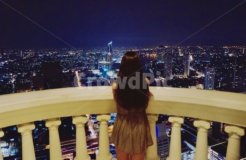 balcony,발코니,railing,난간,person,사람,여자,야경,긴머리여자
