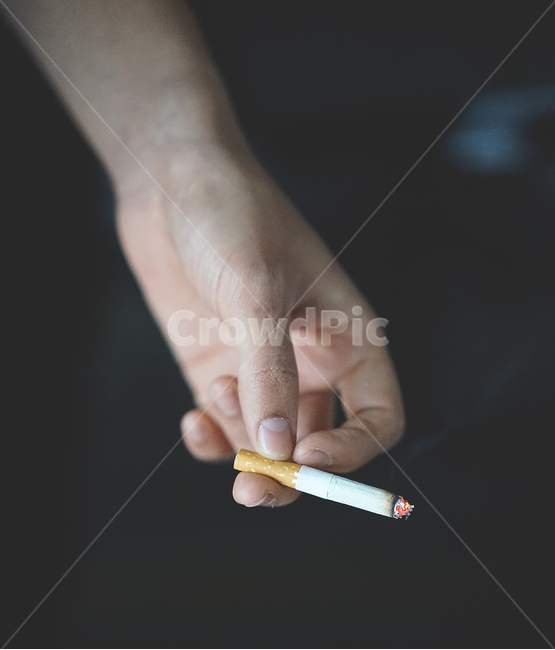 담배,담배꽁초,꽁초,담배연기,손가락,흡연,금연,불씨,니코틴,신체일부,몸,body