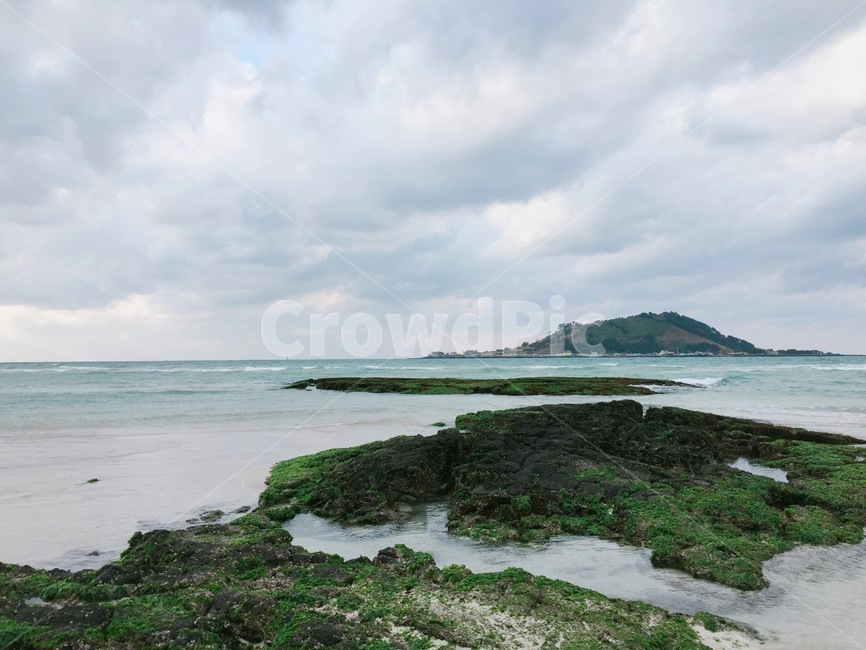 제주도,바다,자연,하늘,바위,풍경,이끼,섬,초록바다,힐링,마음,구름,자연,풍경,nature,landscape,한국자연풍경,한국자연경관,korea nature landscape,제주도,jeju,jeju island,outdoors,옥외,land,땅,water,물,shoreline,해안선,ocean,대양,sea,coast,연안