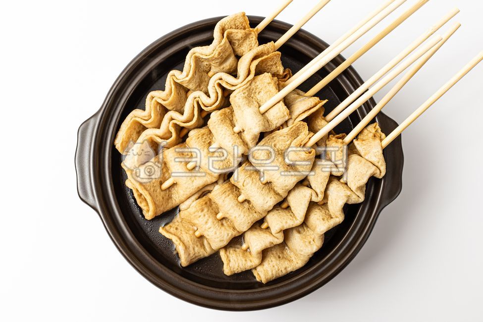 꼬치어묵,어묵,오뎅,꼬챙이,생선,밀가루,국물,분식,길거리음식,한국문화,일본문화,음식,식사,식품,식료품,재료,식재료,음식재료,클로즈업,카마보코,따뜻한,부드러운