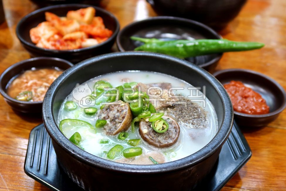 pork,bowl,pig,side dish,Sundaeguk,pigs,Korean food,cooking,koreanfood,sidedishes,kimchi,restaurant,Korean,food,Sundae Gukbap,meal,dish,meat,restaurants