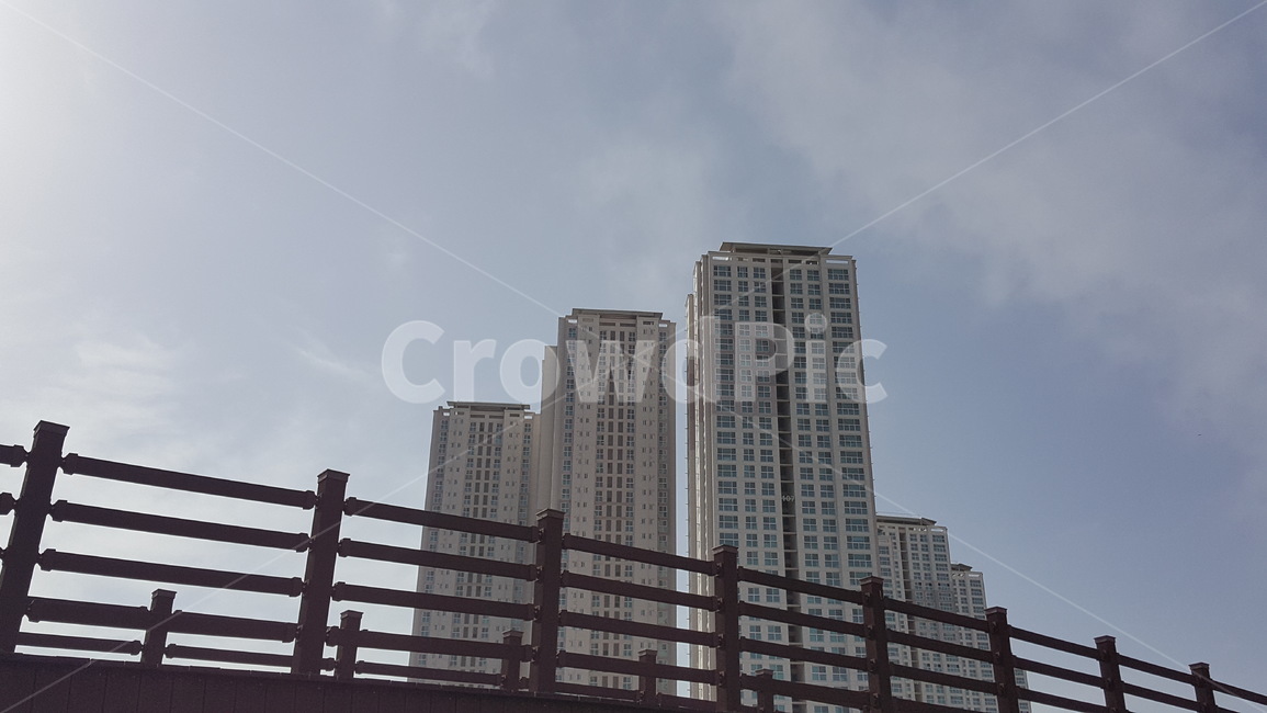 건물,아파트,자연,고층,빌딩,건축,하늘,조화,어울림,도시,풍경,city,landscape,한국도시풍경,한국도시경관,korea cityscape,건축물,건물외관,exterior,building,structure,architecture,construction,handrail,난간,banister,railing,office building,사무실 건물