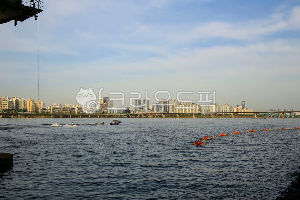 한강,물,건물,고층건물,원효대교,한강다리,모터보트,수상스키,도시,중심지,도심,옥외,자연,하늘,구름