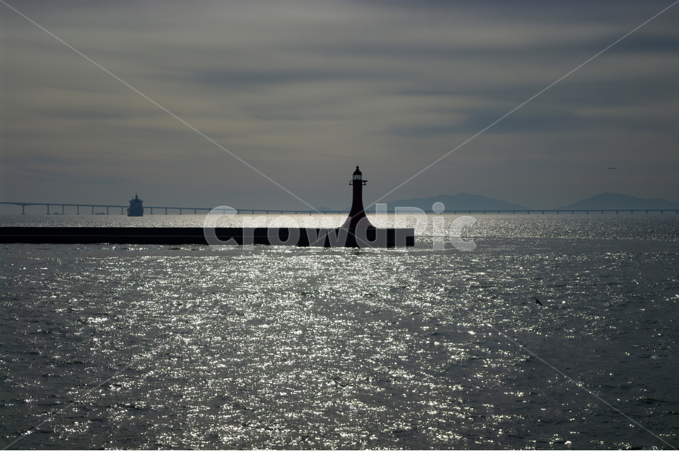 바다,등대,물결,빛,하늘,구름,외로움,고독,기다림,등대,lighthouse