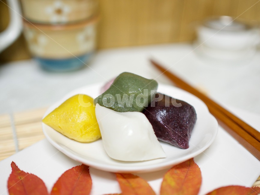 송편,단풍잎,한국음식,식품,한식,한국문화,한국,배경,음식문화,웰빙,문화,아시아,아시아음식,접시,전통,설날,추석,젓가락,음식,요리,추석음식,설날음식,명절,명절음식,한과,한국전통과자,간식,후식,떡,한국전통,한국문화,korean traditional,korean culture,음식,식재료,요리,food,cook,meal,dishes,food reserves