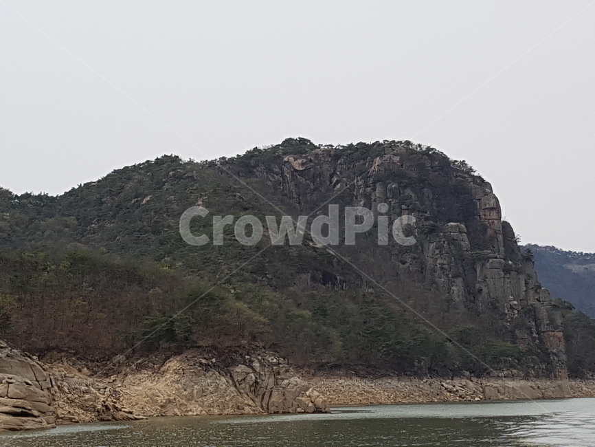호수,나무,바위,하늘,물결,산,바위산,자연,풍경,nature,landscape,outdoors,옥외,promontory,곶,cliff,낭떠러지