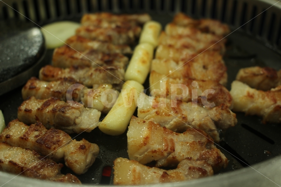 돼지고기,삼겹살,꼬치,떡구이,회식,저녁식사,술안주,목살구이,숯불구이,기분좋은,대화,음식,불판,따뜻함,음식,식재료,요리,food,cook,meal,dishes,food reserves,육류,고기,meat,한식,한국음식,한국요리,korean food,korean dishes,korean meal,korean cook