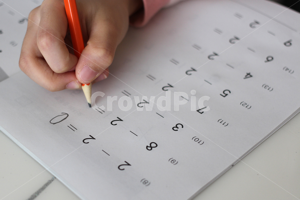 교육,초등학생수학,어린이공부,빼기,더하기,학습지,문제집,사람,인물,인간,human,person,신체일부,몸,body,어린이,어린아이,child,children,kid,교육,학교,공부,education,learning,study,school