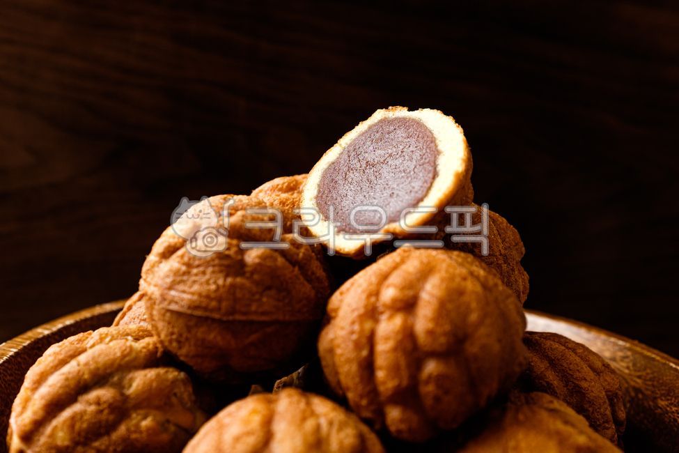 close up,bread,ingredient,snack,Walnut snacks,food,red bean,meal,walnut,Red bean paste,dessert,nuts,flour,grocery,Food Ingredients,ingredients,sweet,Walnut bread,soft