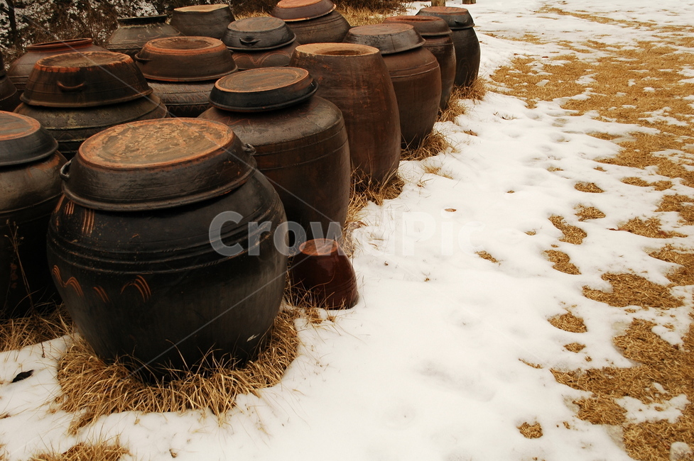 잔디,눈,겨울,발자국,장독대,독,스노우,겨울,계절,winter,season,한국전통,한국문화,korean traditional,korean culture,사물,물건,오브젝트,thing,object,matter