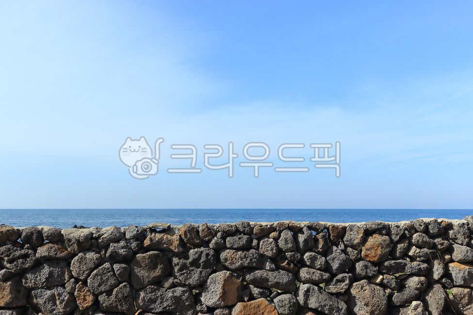 grayish,castle,construct,building,cloud,sight,weather,season,sky,shape,Fragments,outer wall,background,outside,stonewall,blue sky,stone wall,boulder,pattern,cumulonimbus,summer,pile up,rock,gray,cumulus,Clear weather,rubble,architecture,nature,texture,whi