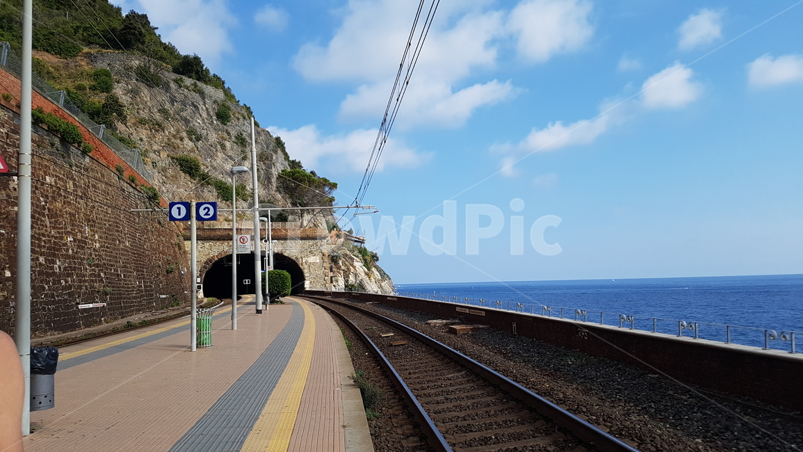 유럽,이탈리아,친퀘테레,기차,기찻길,하늘,풍경,레일,철도,railway,교통,교통수단,traffic,transportation