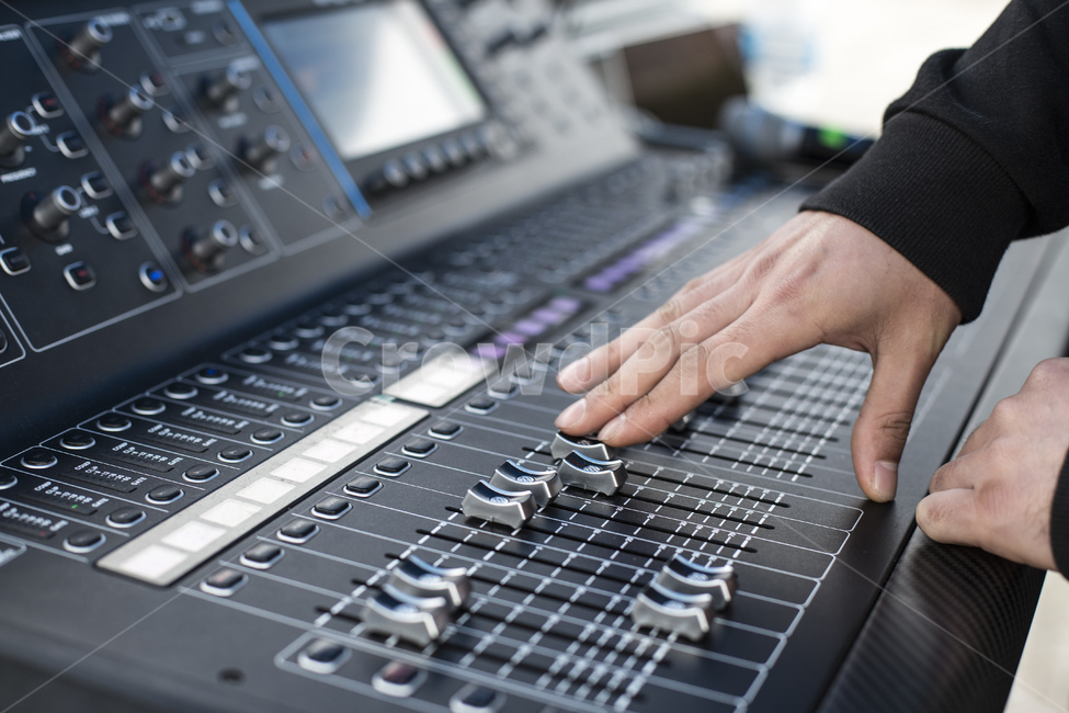 음향기기,음향,기계,방송기기,공연,공연장비,장비,기기,음향조절,소리,소리조절,조절기계,조절기기,전문전문성,오디오믹서,무대,무대기기,앰프,기계사진,음향장비,음악,오디오,제어,공연음향,악기,밸런스,블랙,보드,방송,버튼,근접촬영,콘서트,콘솔,콘트롤,디테일,디지털,dj,전기,노브,레벨,라인,매크로,미디어,믹스,믹서,믹싱,패널,퍼포먼스,프로페셔널,레코드,슬라이더,사운드,스테레오,스튜디오,스위치,기술,볼륨,사람,인물,인간,human,person,신체일부,몸,body,예술,art,산업,industry,industrial,악기,음향기기,musical instrument,musical equipment