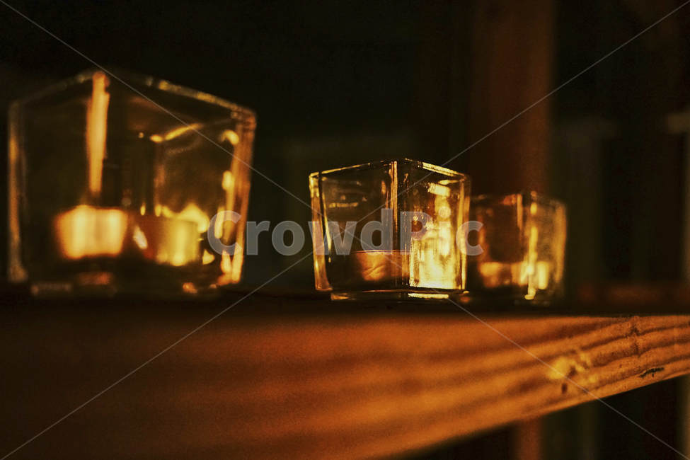 유리잔,유리,선반,빛,반사,따뜻함,술잔,빈잔,네모,사각형,감성,sensible,feeling,인테리어,실내디자인,interior design