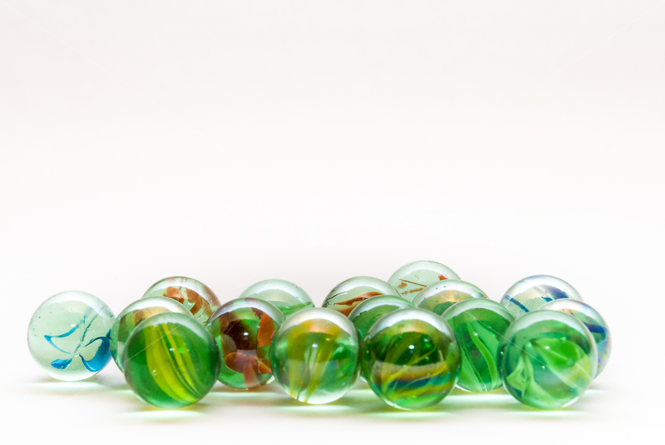 구슬,수정구슬,누끼,구슬치기,놀이,배경,전통놀이,유리구슬,투명,다마,원,원형,동그라미,보석,초록,갈색,수정,사물,물건,오브젝트,thing,object,matter,누끼,remove background