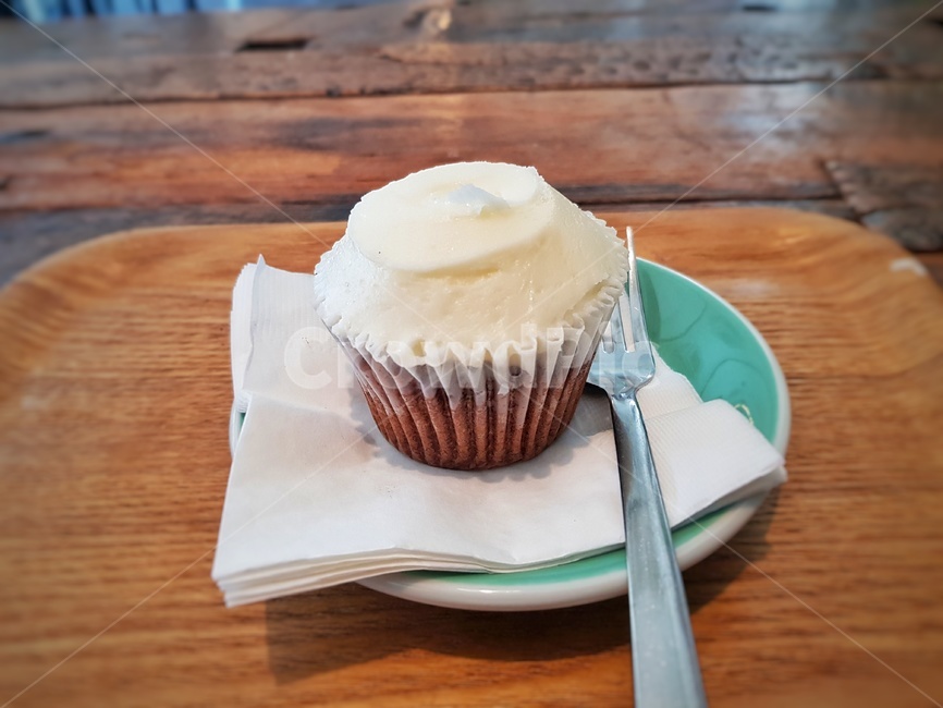 컵케이크,책상,포크,접시,cupcake,table,fork,dish,음식,식재료,요리,food,cook,meal,dishes,food reserves,빵,bread,디저트,간식,후식,dessert,snack
