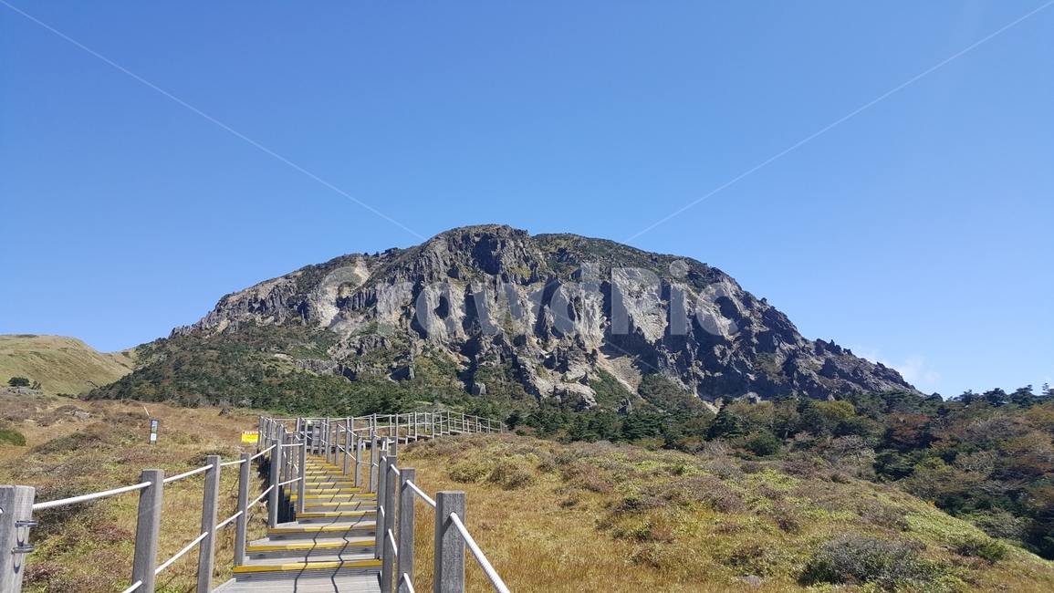 백록담,한라산,영실코스,윗세오름,제주도산,맑은하늘,언덕,자연,푸른나무,넓은언덕,자연풍경,우리나라자연풍경,우리나라산,높은산,평화로움,힐링,햇살
