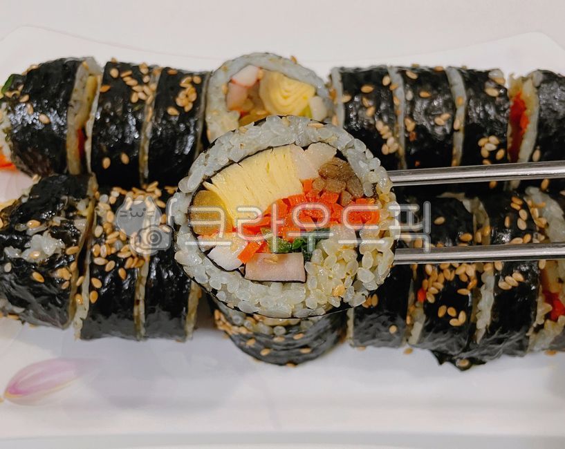 김밥,야채김밥,김밥김,김,참깨,깨,쌀밥,쌀,밥,백미,햄,맛살,오양맛살,우엉,시금치,오뎅,어묵,지단,계란지단,달걀지단,야채,채소,계란,달걀,음식,식사,젓가락,단무지,food,rice,meal,egg
