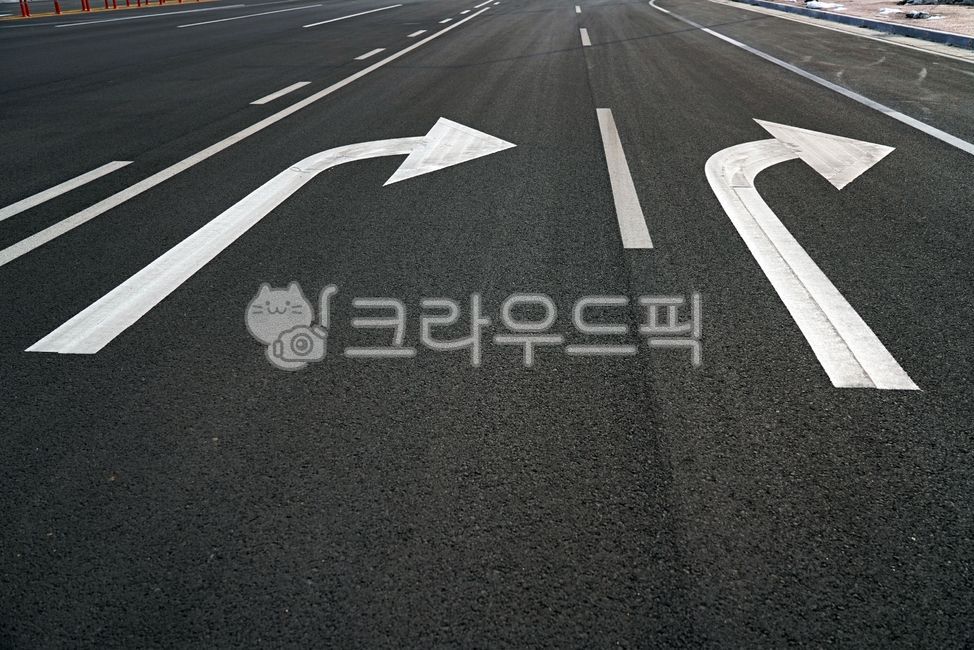Interchange,road markings,road,road surface markings,road name,Entrance and exit road,highway,turn right