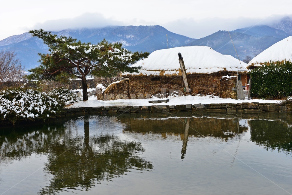 연못,반영,전남,순천,낙안읍성,민속마을,낙안읍성민속마을,운해,설경,낙안읍성설경,겨울,계절,초가집,초가지붕,담장,돌담장,rural,농촌,building,건물,ice,빙,nature,자연,outdoors,옥외,scenery,풍경,landscape,경치,mountain,산,겨울,계절,winter,season,시골,마을,풍경,landscape,country,rural,town,한국전통,한국문화,korean traditional,korean culture