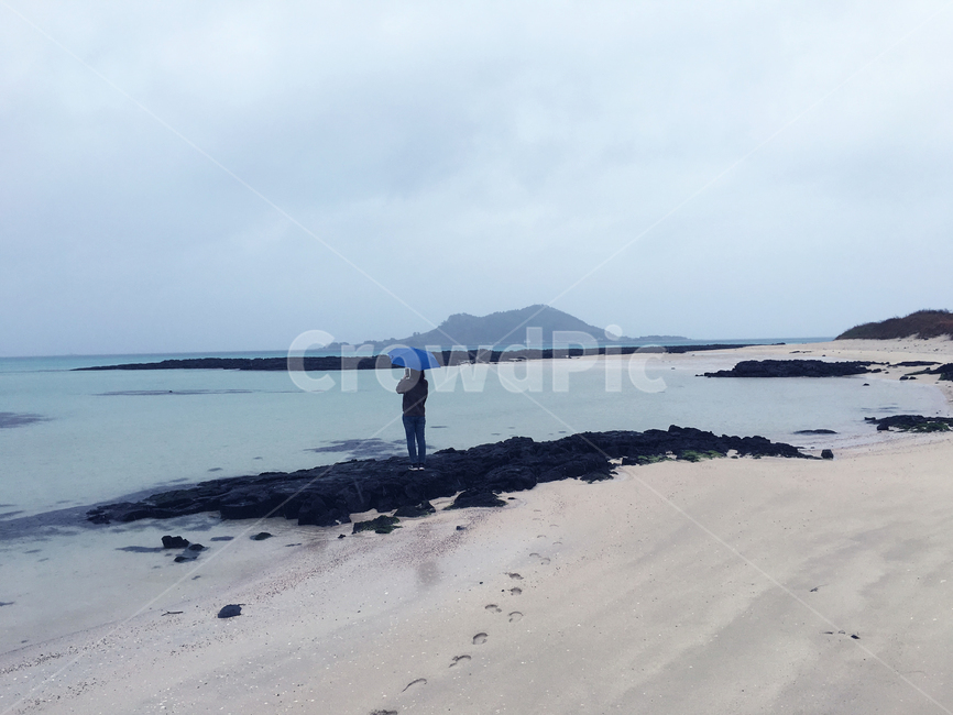 제주도,비,우산,뒷모습,바위,한라산,구름,모래사장,하늘,water,물,해안선,nature,자연,outdoors,옥외,land,땅,sea,바다,ocean,person,사람,human,인간,파란우산,발자국