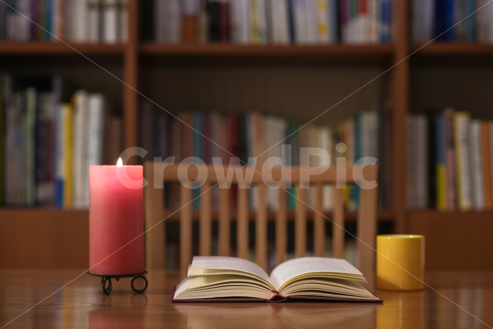 독서,책,도서관,서적,테이블,원목책상,책상,교육,촛불,실내,펼친,책장,공부,학습,배경,조용,정숙,아웃포커싱,배경흐림,생활,커피,커피잔,머그잔,휴식,서재,힐링,교육,학교,공부,education,learning,study,school,사물,물건,오브젝트,thing,object,matter