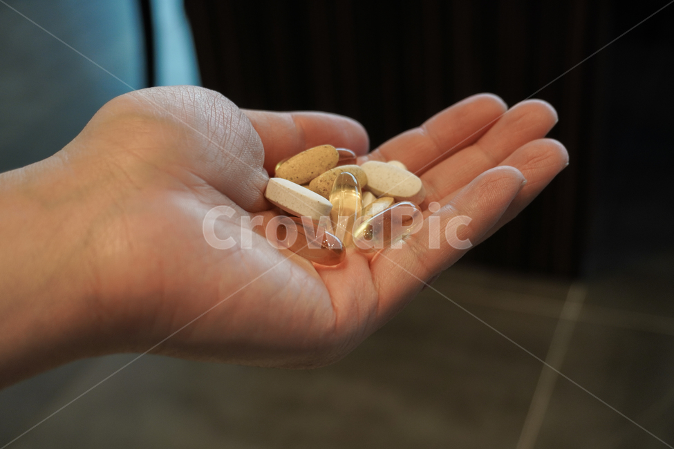 human,인간,사람,손가락,finger,손,약,알약,영양제,건강관리,건강,pill,healthcare,medical,의학,질병,병원,의료,의료,의학,병원,medical,hospital,clinic