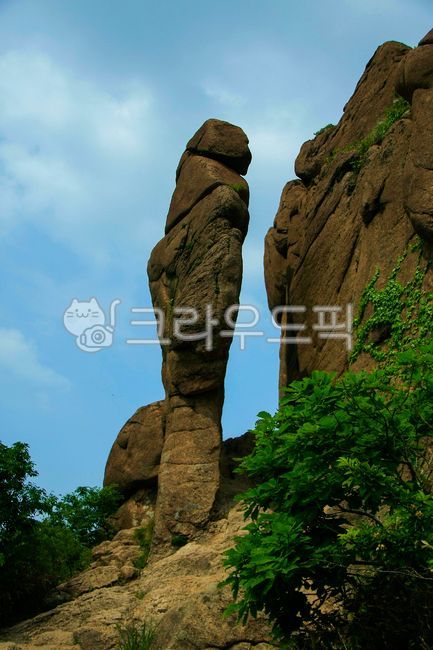 sky,A national park,famous mountain,nature,cliff,summer mountain,tree,fresh green,rock wall,rock,cloud,Wolchulsan Mountain,mountain,Made in Korea,outdoors,summer scenery