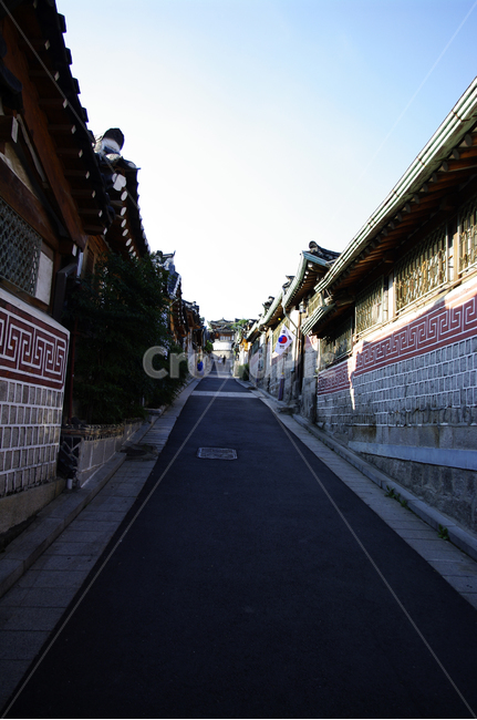 한옥,전통가옥,한국,하늘,지붕,담장,asphalt,아스팔트,path,통로,walkway,보도