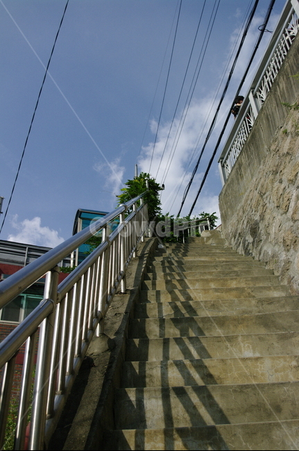 계단,하늘,구름,돌계단,전선,도시,도시,풍경,city,landscape,banister,난간,handrail,railing