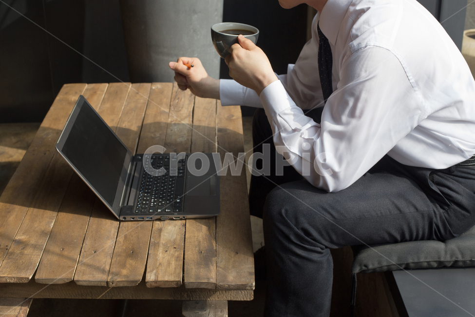 노트북,업무,카페,비즈니스,컴퓨터,사무,커피,커피잔,아메리카노,슈트,양복,비즈니스맨,셔츠,펜,남성,남자,화면,액정,손,테이블,사람,인물,인간,human,person,남성,남자,man,male,커피,카페,coffee,cafe,산업,industry,industrial,비즈니스,사업,business,service,work