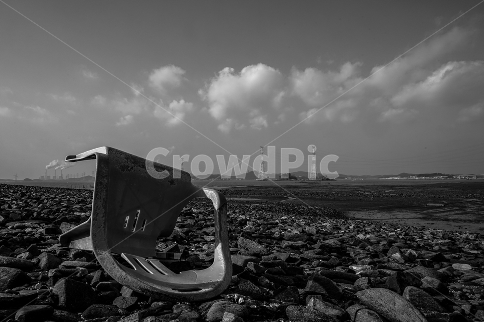 바다,폐기물,쓰레기,오염,환경,하늘,구름,자연,풍경,nature,landscape,해변,바다,beach,sea,흑백,모노톤,monochrome,black and white,사물,물건,오브젝트,thing,object,matter,ground,바닥,rubble,파편