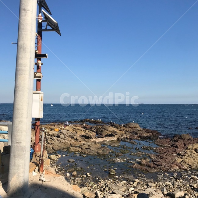 바다,돌,하늘,파란색,sea,ocean,blue,sky,rock,stone,promontory,곶,busan,부산,송정,전봇대,telephonepole,utilitypole,architecture,건축물,building,건물,자연,nature