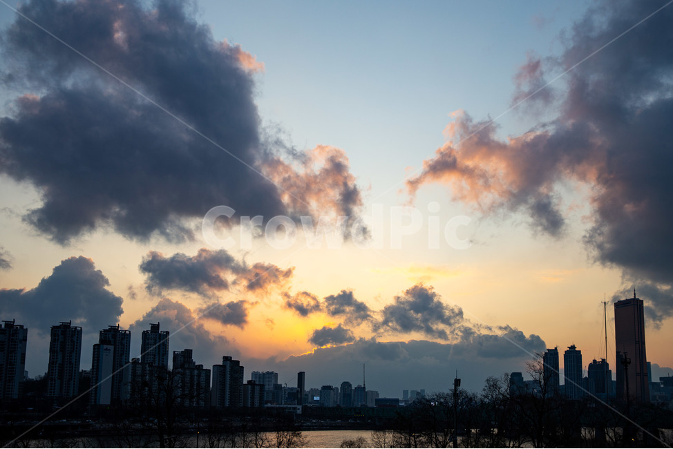 sunsetandbuildingofhanriverfromnodeulislan,nature,자연,outdoors,옥외,sunset,일몰,황혼,redsky,붉은하늘,sky,하늘,노들섬,nodeulisland