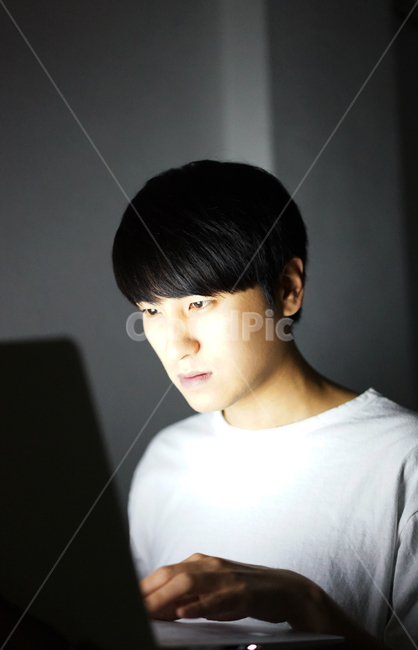 중독,인터넷중독,컴퓨터중독,게임중독,남자,게임,게이머,밤샘,addiction,gamer,game,computer,man,사람,인물,인간,human,person,남성,남자,man,male,정보통신기술,전자기기,전자제품,it,information,technology,electronic equipment