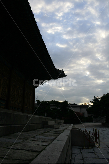 덕수궁,궁궐,한국,전통,기와,하늘,구름,한국전통,한국문화,korean traditional,korean culture,랜드마크,landmark,tourist attraction,한국랜드마크,한국관광지,한국명소,korea landmark,korea tourist attraction,건축물,건물외관,exterior,building,structure,architecture,construction