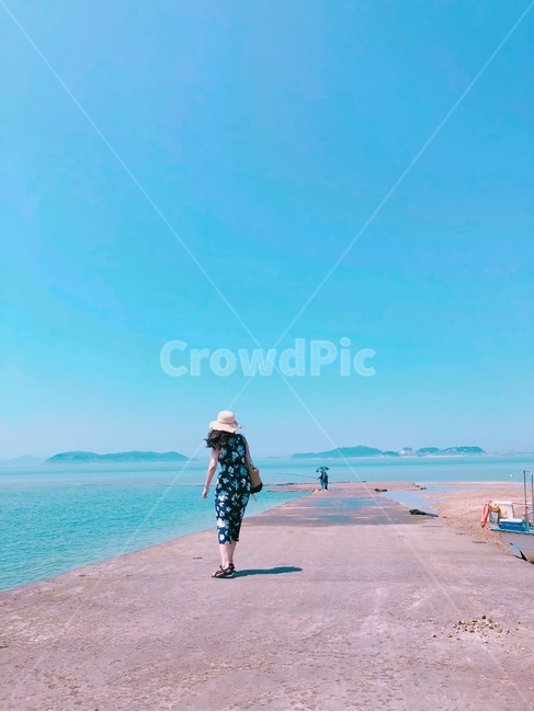 바다,해안가,여름,산책,바닷가,대부도,해변,휴식,휴가,방학,하늘,평화로운,편안한,힐링,치유,여유,여행,여행지,자연풍경,계절,사람,인물,인간,여성,여자,원피스,까만원피스,모자,챙넓은모자,파란,푸른,맑은,sea,coast,summer,walk,beach,break,vacation,sky,peaceful,comfortable,healing,leisure,travel,naturalscenery,season,person,woman,onepiece,blackdress,hat,widehat,blue,clear,뒷모습,여름,계절,summer,season,사람,인물,인간,human,person,여성,여자,woman,female,lady,여행,휴가,traveling,vacation,trip