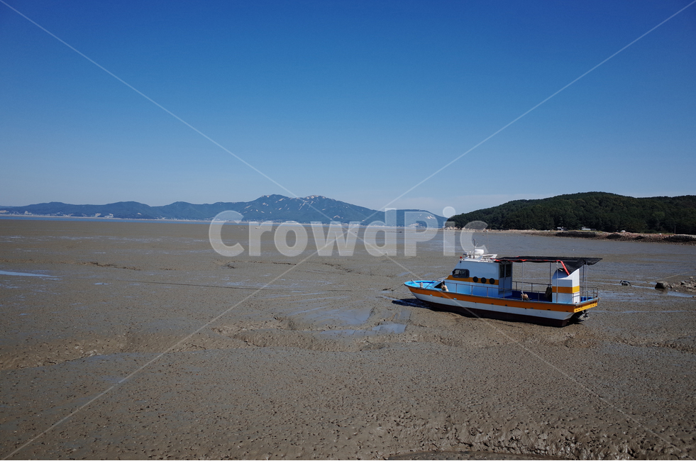 서해,서해바다,갯벌,백사장,배,썰물,하늘,섬,자연,풍경,nature,landscape,해변,바다,beach,sea,교통,교통수단,traffic,transportation,watercraft,선박,vehicle,차량,boat,보트