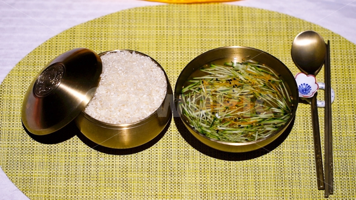 한식,식사,밥,쌀,오이냉국,밥과국,숟가락,젓가락,음식셋팅,음식,아침식사,저녁식사,점심식사,시원한,밥그릇,플레이팅,음식플레이팅,금색밥그릇,금색,국그릇,금색수저,한끼식사,한국전통,한국문화,korean traditional,korean culture,음식,식재료,요리,food,cook,meal,dishes,food reserves,곡류,곡식,cereals,한식,한국음식,한국요리,korean food,korean dishes,korean meal,korean cook